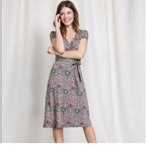 Boden Wrap Dress Womens
Floral Medallion Stretch Knit Sz 8